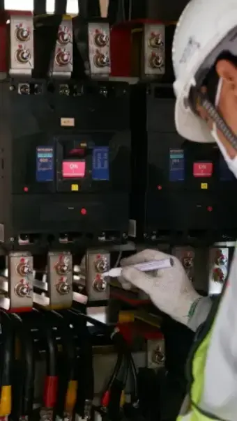 Técnico realizando mantenimiento eléctrico industrial